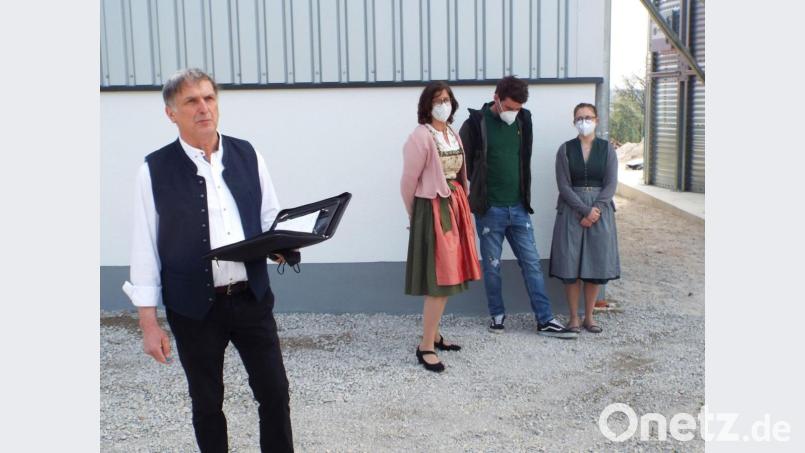 Schweinemäster Georg Straller und seine Familie waren die Gastgeber beim Aiwanger-Termin. Bild: e