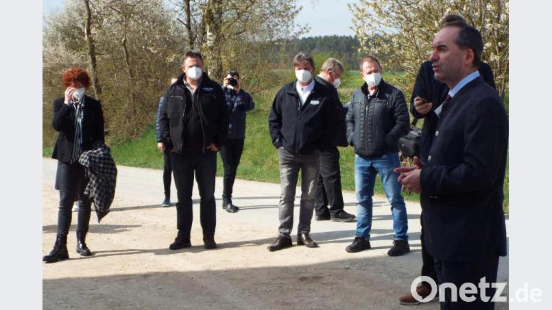 Landwirts-Kollegen und Vertreter der mit den Bauern verbundenen Branchen nutzten die Chance zum Gespärch mit Minister Hubert Aiwanger (rechts). Bild: e