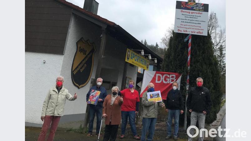 „Solidarität ist nicht nur am 1. Mai unser Motto, sondern 365 Tage im Jahr. Dafür treten wir Gewerkschafter gemeinsam ein“, sagte der Regionssekretär der Oberpfalz Peter Hofmann (rechts) bei der Aufstellung des Freiheitsbaums im kleinen Kreis in Windischeschenbach. Mit dabei Manfred Haberzeth, der Sprecher des Ortskartells Windischeschenbach (links). Bild: dgb/exb