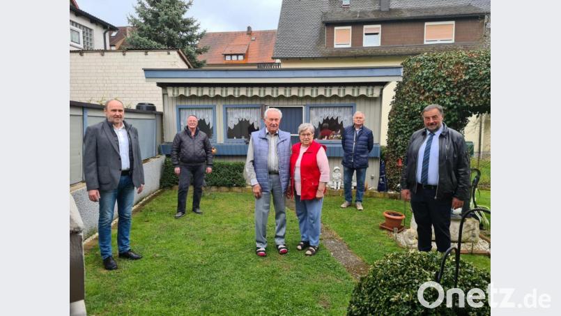 Im Garten am Hopfengarten gratulierten OWV-Vorsitzender Roman Bauer (links), VdK-Ortsvorsitzender Heinz Greim (Zweiter von links) Karl Völkl (Zweiter von rechts) und Bürgermeister Josef Beimler (rechts) Johann Reil (im Bild mit Ehefrau Klara) zum 85. Geburtstag. Bild: fvo