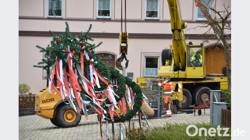 Beinahe gespenstisch ruhig verläuft das Aufrichten des Marktplatz-Maibaums im Grenzort Waidhaus mit Autokran und zwei Bauhof-Mitarbeitern. Bild: fjo