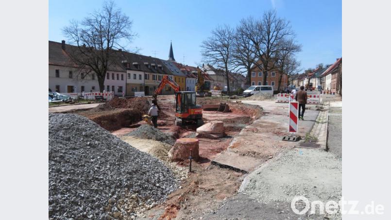 Ein Drittel des Straßenkoffers ist bereits ausgebaggert und mit Granitschotter aus dem Fichtelgebirge verfüllt. Momentan wird das Erdreich bei der ersten Sichelkurve östlich des Kriegerdenkmals ausgehoben. Bild: ow