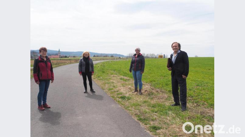 Die Initiatoren des Bürgerbegehrens wollen die Betriebsansiedlung der Ziegler-Group an dem geplanten Standort verhindern (von links): Cornelia Schwamberger, Doris Kraus, Anna Schwamberger und Roman Mühlmeier. Bild: ws
