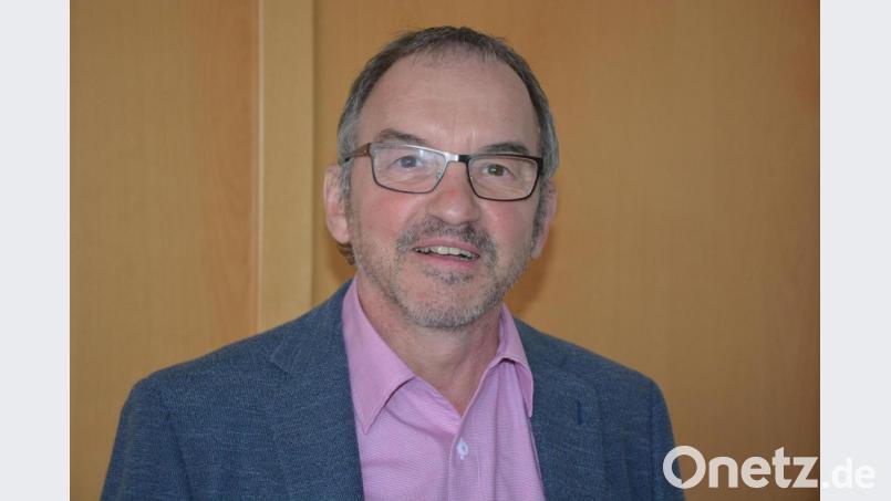 Walter Huber (Breitbandberatung Bayern) stellte das Ergebnis der Markterkundung für den Breitbandausbau vor. Nächster Schritt ist jetzt der Einstieg ins Auswahlverfahren. Bild: jr