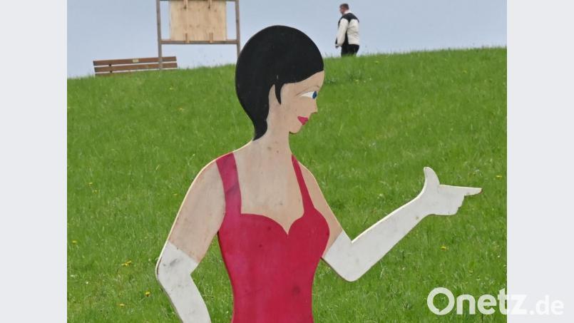 Seit der Walpurgisnacht zieht diese Figur zwischen Poppenricht und Schäflohe die Blicke auf sich. Bild: gf