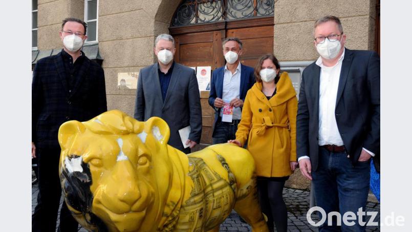 Vor dem Amberger Rathaus eröffneten Vertreter von Stadt, Landkreis und ZEN Ensdorf am Freitag die Klimaschutzwoche (von links): ZEN-Vorsitzender Florian Junkes, Landrat Richard Reisinger, Klimaschutzkoordinator Joachim Scheid, Klimaschutzmanagerin Corinna Loewert und Oberbürgermeister Michael Cerny. Bild: Stephan Huber