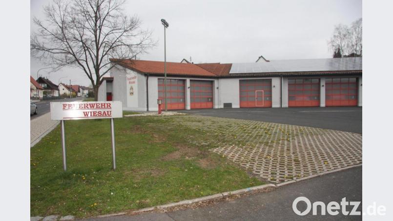 Das Gerätehaus an der Wiesauer Egerstraße ist zu klein geworden. Die Kosten für die Erweiterung (300.000 Euro) sind nur einer von vielen Punkten im laufenden Haushalt. Bild: wro