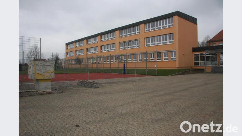 58.800 Euro stellt der Markt Wiesau für die Mittelschule bereit, um den Glasfaseranschluss möglich zu machen. Zudem sollen dort Ruhebänke aufgestellt werden, für die 1500 Euro in den Haushalt eingebunden wurde. Bild: wro