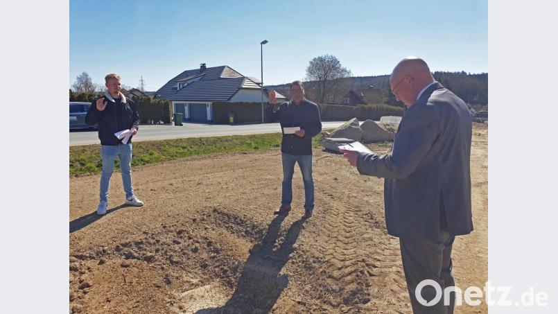 Oberbürgermeister Oliver Weigel (rechts) nahm den beiden neuen Feldgeschworenen den Eid ab. Bild: Stadt Marktredwitz/exb