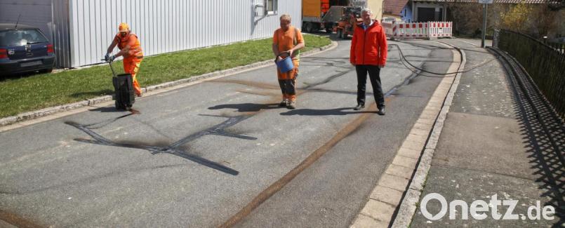 Wie in Wildenreuth (Bild) haben an vielen Stellen in der Stadt und in den Ortsteilen Mitarbeiter der Firma ABS Meiller gearbeitet. Mit auf dem Bild (rechts) Bürgermeister Johannes Reger. Bild: njn
