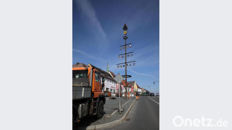Am Freitagmorgen stellte der städtische Bauhof den Maibaum auf. Bild: njn
