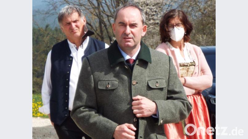 Minister Hubert Aiwanger (Mitte) war am Freitag zu Gast im Ebermannsdorfer Ortsteil Ipflheim, auf dem Hof von Georg Straller (links) und dessen Ehefrau Annemarie. Bild: e