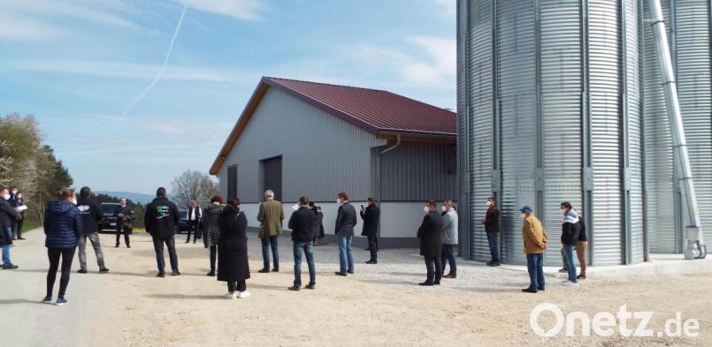 Ortstermin mit Abstand auf dem Hof von Georg Straller in Ipflheim. Bild: e