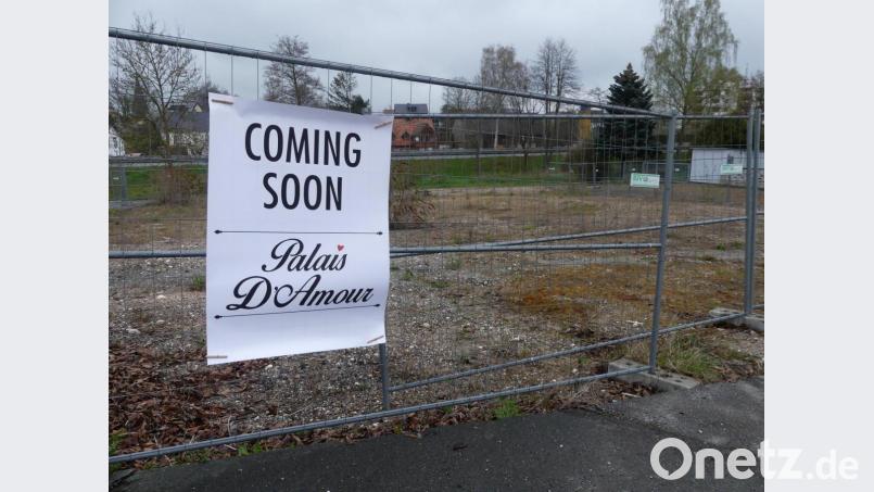 Das Transparent am Absperrzaun des künftigen Pfarrheimes, das in der Nacht zum 1. Mai dort angebracht wurde, lässt Spielraum für Interpretationen. Bild: rn