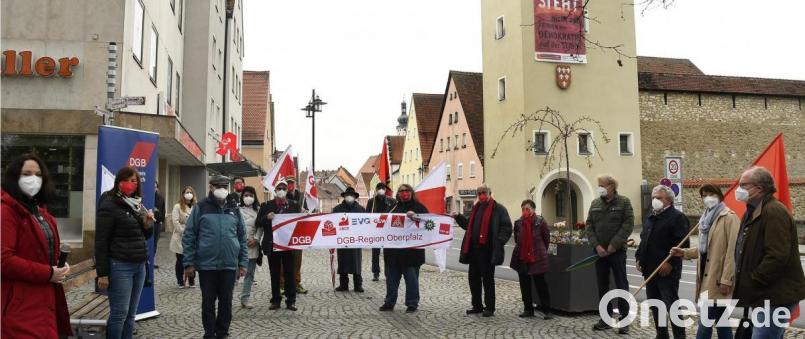 Ein kleiner Kreis von Gewerkschaftern knüpft am Tag der Arbeit an die Tradition der Maifeiern in Sulzbach-Rosenberg an. Bild: Petra Hartl