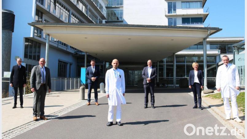 Neu am Klinikum Fichtelgebirge ist der Neurochirurg Dr. Adib A. Hajer (Mitte). Ihn begrüßten (von links) die stellvertretenden Aufsichtsratsvorsitzenden Ulrich Pötzsch und Oliver Weigel, Aufsichtsratsvorsitzender Peter Berek, Geschäftsführer Alexander Meyer, Aufsichtsrätin und Gesundheitsbeauftragte des Landkreises Kornelia Schaffhauser sowie Ärztlicher Direktor Dr. Philipp Koehl. Bild: Klinikum Fichtelgebirge/exb
