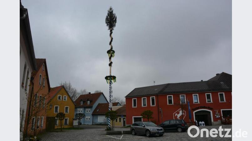 Dieses Bild präsentierte sich den Konnersreuthern am Samstagmorgen. Ein stattlicher Maibaum begrüßte sie am Therese-Neumann-Platz. Bild: jr