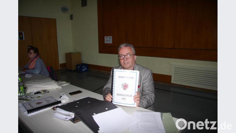 Das gesammelte Werk &quot;Haushaltsplan 2021&quot; umfasst rund 260 Seiten. Erfreut über den einstimmigen Beschluss war Bürgermeister Toni Dutz. Bild: wro