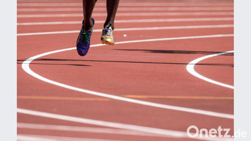 Ein Leichathlet auf einer Laufbahn: Auch Sportarten ohne direkten Kontakt sind momentan noch stark eingeschränkt wegen Corona. Symbolbild: Bernd Thissen