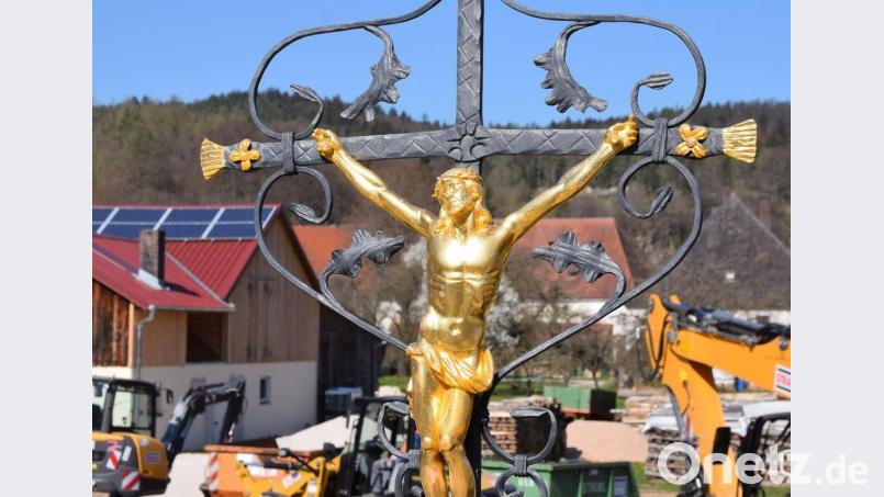 Das Hohenburger Brückenkreuz erstrahlt in goldenem Glanz. Bild: bö