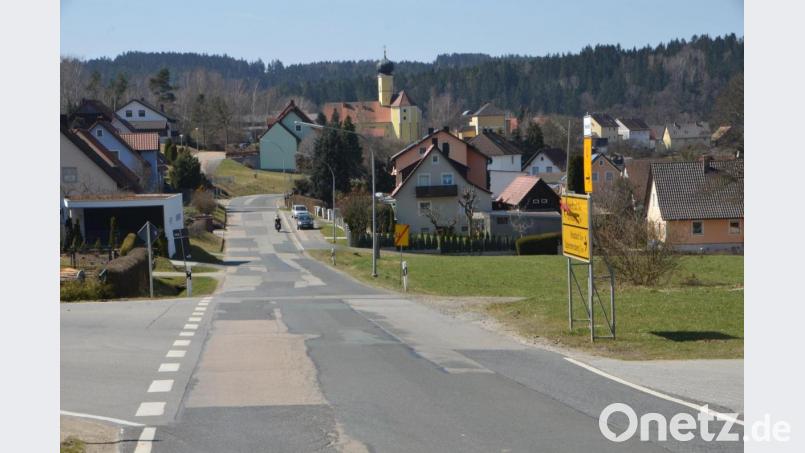 Neben dem Neubau der Brücke wird auch die Straße in der Ortsdurchfahrt des Vohenstraußer Gemeindeteils ausgebaut. Deswegen wird ab Montag, 12. April voraussichtlich für fünf Wochen die Tännesberger Straße im Ortsteil von der Abzweigung Propsteistraße bis zur Moosbacher Straße für jeglichen Verkehr gesperrt. Bild: dob