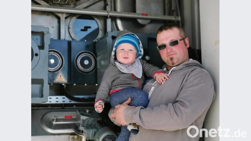 Christian Braun mit Elias im Technikraum der neuen Trocknungsanlage. Bild: Portner
