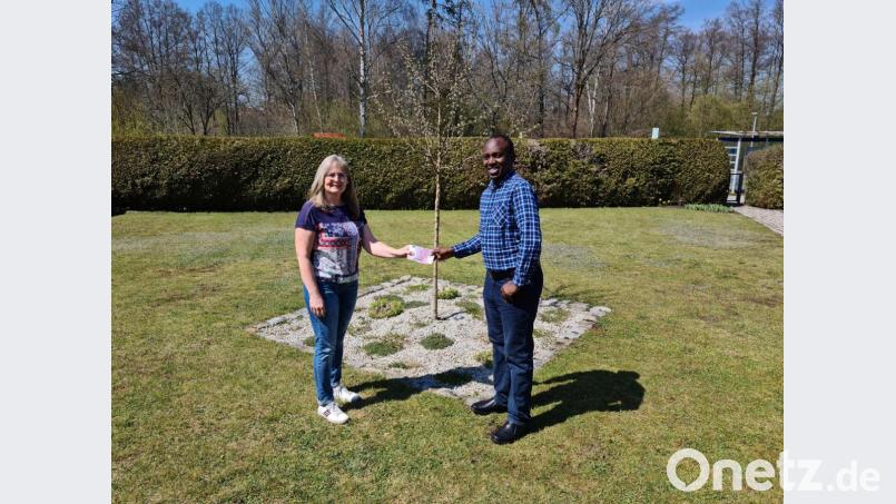 Die Leiterin des Grafenwöhrer Missionskreises, Anita Heßler, überreicht 1000 Euro an Pfarrvikar Gilbert Mburu Kabiru. Er will damit ein Kinderheim in Kenia unterstützen. Bild: sne