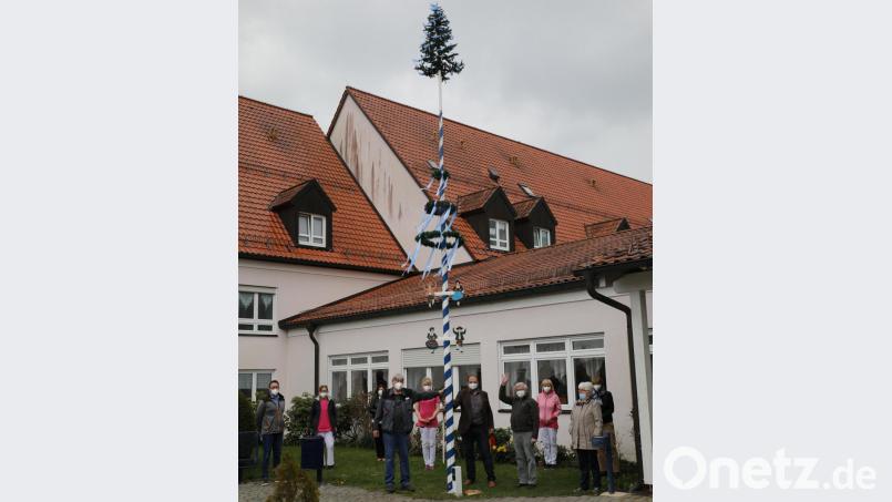 Mit einer Maifeier haben Bewohner und Betreuer des BRK-Senioren- und Pflegeheims den 1. Mai begangen. Bild: njn