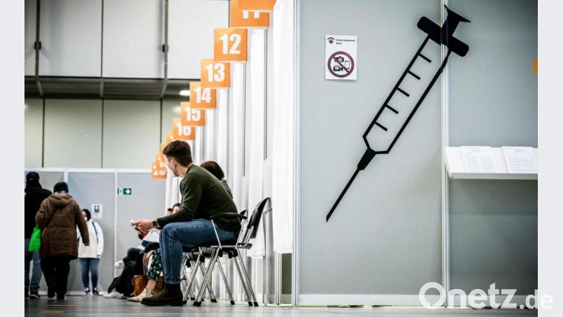 Impflinge warten im Corona Impfzentrum Messe Berlin auf ihre Impfung. Symbolbild: Michael Kappeler/dpa