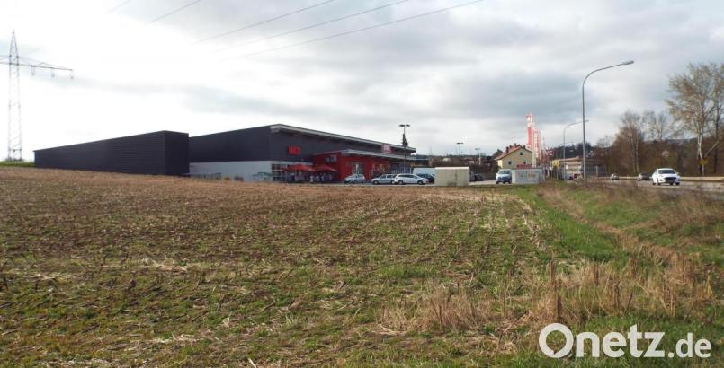 Auf dieses Areal in Richtung Amberg neben dem Rewe-Supermarkt wird die Norma-Filiale verlegt. Bild: e