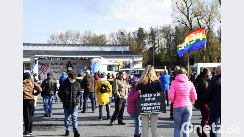 "Querdenken Weiden 961" hatte auf dem Dultplatz in Sulzbach-Rosenberg zur Kundgebung eingeladen. Bild: Petra Hartl