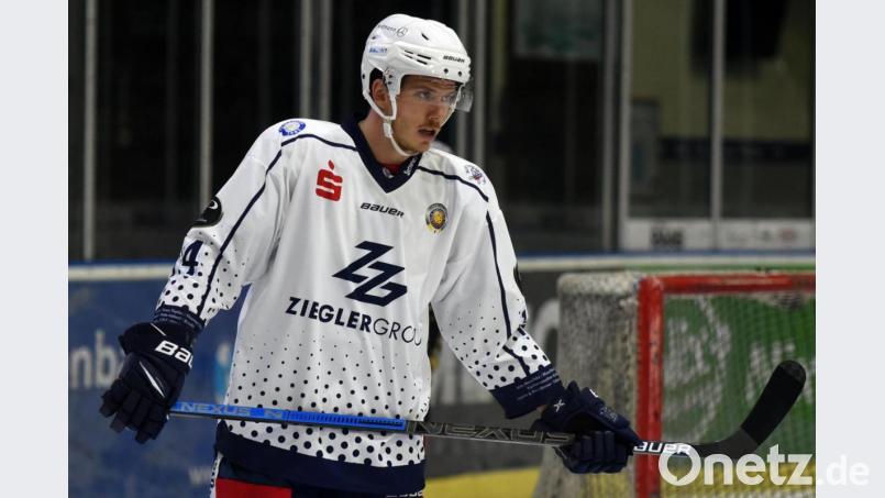 Stürmer Louis Latta trägt auch in der kommenden Saison das Trikot der Blue Devils Weiden. Archivbild: gb