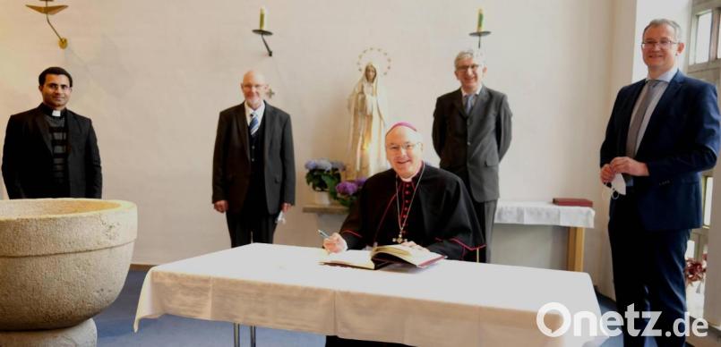 Diözesanbischof Rudolf Voderholzer trug sich im Beisein von Pfarrvikar Pater Binu, Pfarrer Walter Hofmann, Pfarrgemeinderatssprecher Bernhard Hierl und Bürgermeister Franz Grabinger (von links) ins Goldene Buch der Gemeinde ein. Bild: Hirsch