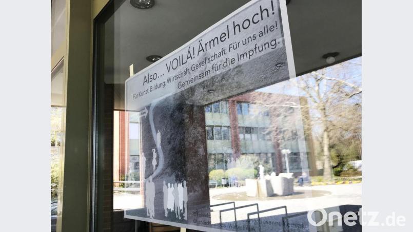 Eine Ausstellung für Fenstergucker: Die Schau &quot;Voilá! Ärmel hoch!&quot; im Neuen Rathaus lässt sich von draußen betrachten. Bild: Gabi Schönberger