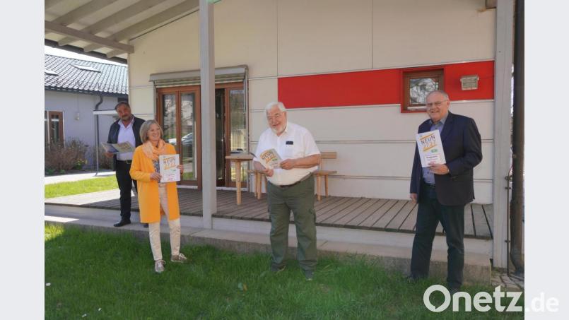 Bürgermeister Josef Beimler (von links), Koordinatorin Doris Völkl, Nikolaus Globisch und AOK - Beiratsvorsitzender Lothar Höher präsentieren das "Neun2727"-Sommerprogramm. Vorstellung Bild: fvo