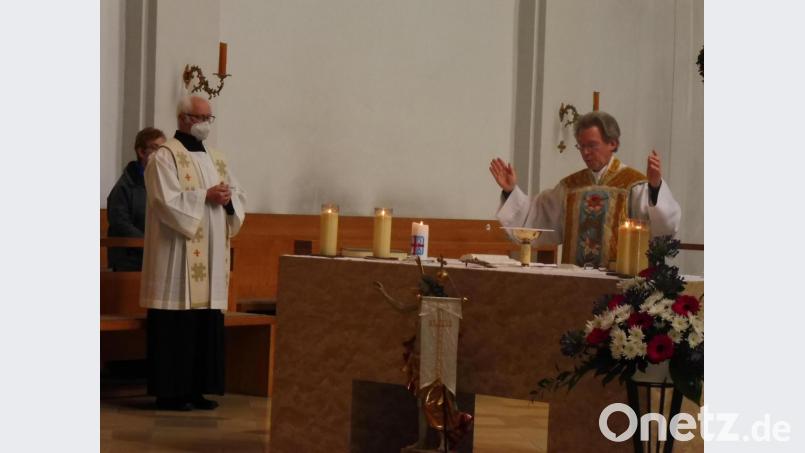 Zusammen mit Ruhestandspfarrer Hans Peter Heindl (links) zelebriert Dekan Christian Schulz den Festgottesdienst. Bild: ibj