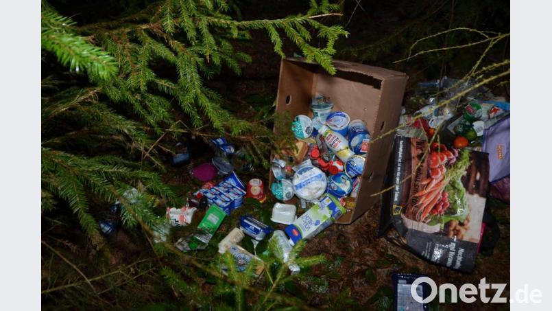 Ein ganzer Einkauf landete im Wald. Jetzt ermittelt die Polizei. Bild: dob