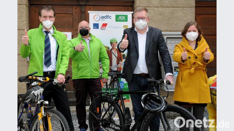 Daumen hoch zum Start der Aktion "Mit dem Rad zur Arbeit" in Amberg (von links): Thomas Bär und Stefan Schmidt (AOK), Oberbürgermeister Michael Cerny und Ambergs Klimaschutzmanagerin Corinna Loewert. Bild: Stephan Huber