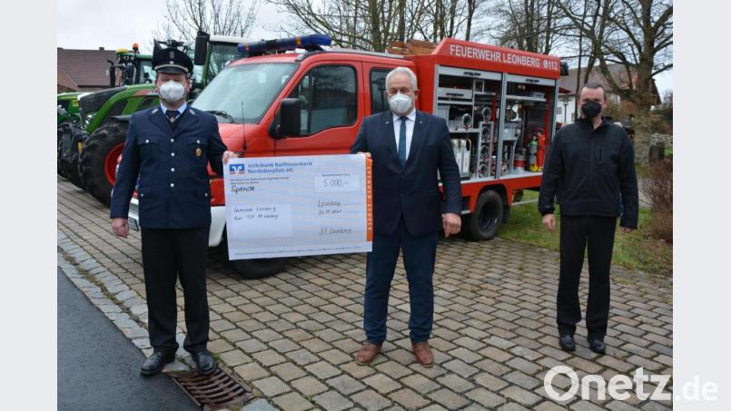 Mit 5000 Euro beteiligte sich die Feuerwehr Leonberg am Kauf und an der Ausstattung des gebrauchten Tragkraftspritzenfahrzeugs. Den entsprechenden Scheck überreichte Vorsitzender Bernhard Lindner (links) an Bürgermeister Johann Burger (Mitte) und seinen Stellvertreter Max Ernstberger. Bild: jr