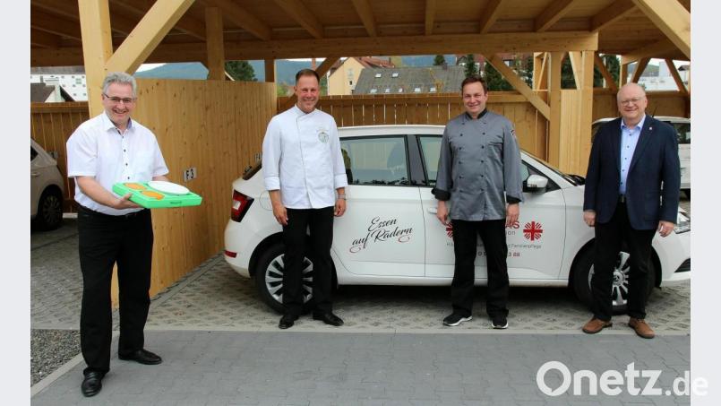 Der Vorstand der Caritas-Sozialstation, Pfarrer Hannes Lorenz (links), und Geschäftsführer Gerhard Eilers (rechts) freuen sich, dass mit den zwei Gastronomen Stefan Sauerer (Zweiter von links) und Gregor Bodensteiner (Zweiter von rechts) Lieferverträge geschlossen werden konnten. Bild: bph
