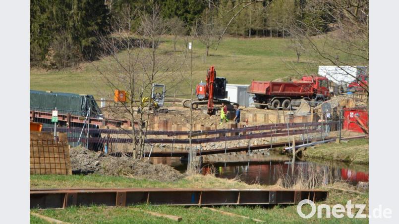Seit August 2020 laufen die Bauarbeiten zur Erneuerung der Pfreimdbrücke an der Ortseinfahrt nach Böhmischbruck. Seither ist die Verbindung von Böhmischbruck nach Vohenstrauß über die Kreisstraße NEW 40 voll gesperrt. Die Umleitung ist über Gröbenstädt-Siedlung und Lohma ausgeschildert. Bild: dob