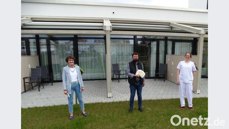 Den Spendenerlös von 3500 Euro aus der Kalenderaktion 2020 und 2021 übergab Robert Weiß von der JU Konnersreuth zur Freude von Waltraud Koller-Girke (links) und Dr. Stephanie Kuchlbauer an die Palliativstation für Terrassentischchen. Bild: Dobmeier