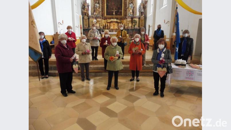 Vorsitzende Hildegard Gallitzendörfer (hinten rechts) gratuliert und dankt bei der 50-Jahr-Feier des Hahnbacher Frauenbunds den Gründungsmitgliedern. Bild: ibj