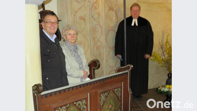 Nach 36 Jahren gaben Christa und Ludwig Frank (von links) das Amt des Messners auf. Pfarrer Ulrich Gruber bedankte sich für ihr Engagement. Für ein Foto nahmen die drei mit gebührenden Abstand ganz kurz die Masken ab. Bild: adj