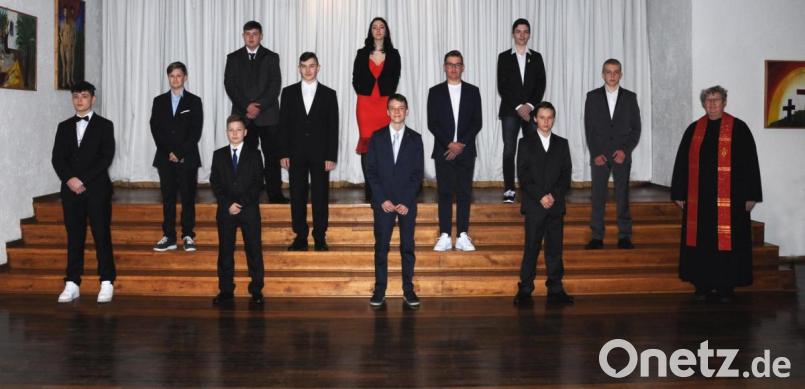 Die zweite Konfirmationsgruppe mit Diakonin Irene Elsner und Pfarrer Roland Kurz. Bild: Foto Neuber