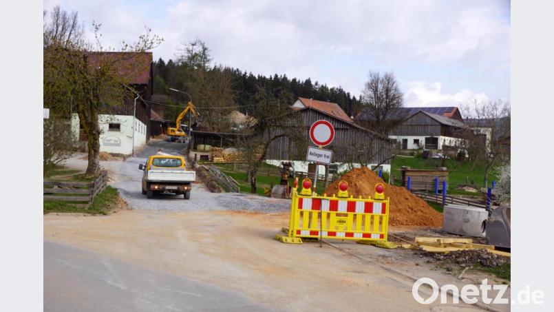 In der Ortsmitte von Plößberg beginnt der Ausbau der Gemeindeverbindungsstraße nach Günzlas. Bild: bkr