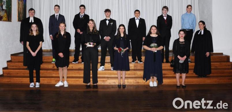 Die erste Konfirmationsgruppe mit Vikarin Rebecca Scherf und Pfarrer Roland Kurz. Bild: Foto Neuber