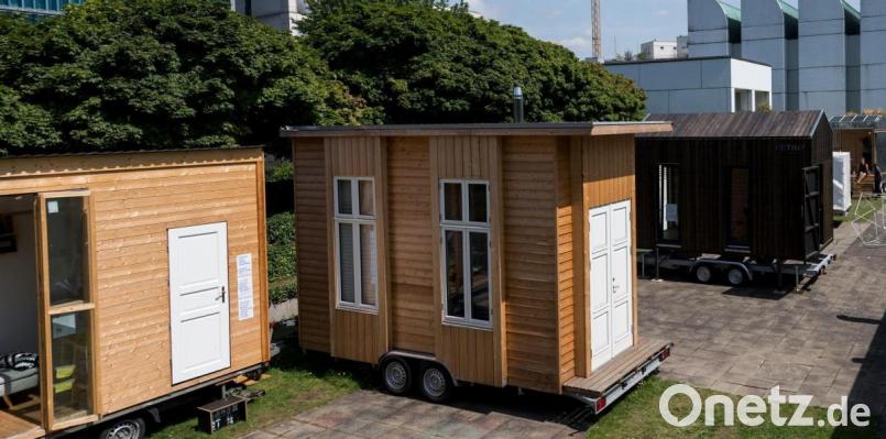 Tiny Houses (Mini-Häuser) könnten künftig auch auf neuen Baugebieten in Sulzbach-Rosenberg stehen. Symbolbild: Monika Skolimowska/dpa