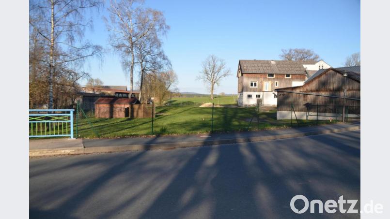 Auf diesem Hofgrundstück gegenüber dem Feuerwehrgerätehaus wird der neue Spielplatz in Guttenthau entstehen. Bild: ak
