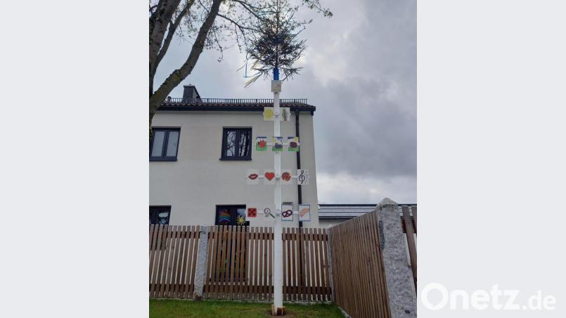 Auch die Steinwaldzwerge vom Kinderhaus in Pullenreuth haben einen eigenen Maibaum. Bild: twg